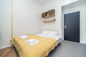 Double bed with towels