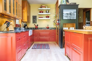 Expansive kitchen