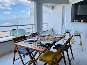 Terrasse aménagée avec une superbe vue mer. La plage est au pied de la résidence