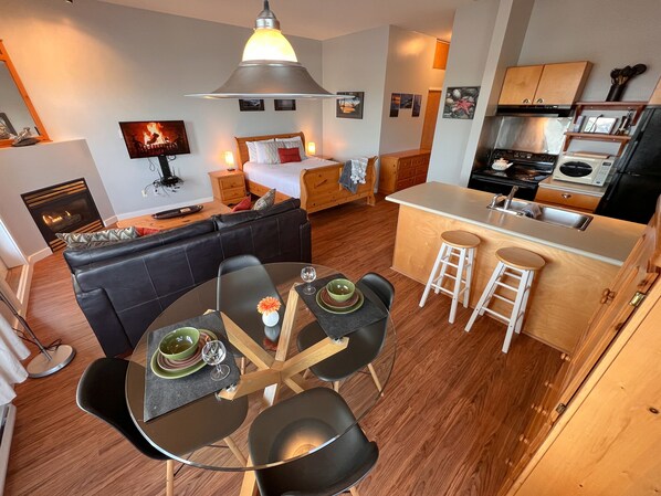 Living/dining area
