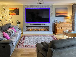 Living room/dining room | Rivendell Lodge, Leziate, near Kings Lynn