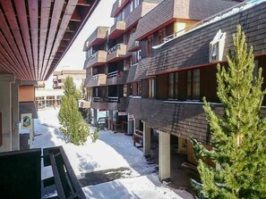Property, Daytime, Building, Plant, Window, Wood, Urban Design, Shade, Condominium, Neighbourhood