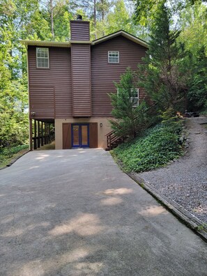 Side door with stairs to back entrance!