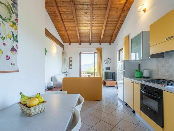 Propriété, Cabinetry, Comptoir, Cuisinière, Appareil De Cuisine, Design Intérieur, Bois, Sol, Sol, Évier