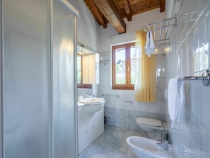 Miroir, Robinet, Propriété, Luminaire Plomberie, Évier, Lavabo, Salle De Bains, Bois, Violet, Design Intérieur