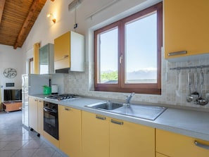 Cabinetry, Comptoir, Evier, Robinet, Propriété, Évier, Fenêtre, Bâtiment, Cuisinière, Cuisine