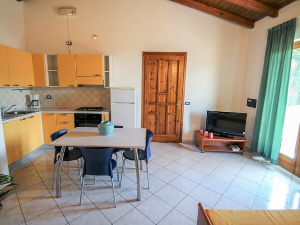 Table, Meubles, Propriété, Bâtiment, Bois, Cabinetry, Design Intérieur, Chaise, Rideau, Porte