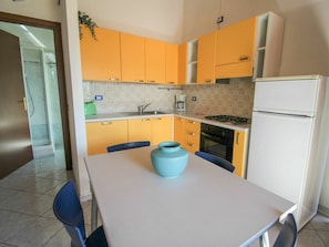 Cabinetry, Möbel, Countertop, Küchengerät, Haushaltsgerät, Küche, Gebäude, Herd, Holz