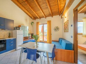 Meubles, Table, Chaise, Bleu Azur, Cabinetry, Bois, Salon, Fenêtre, Comptoir, Plante D'Appartement