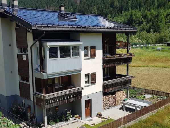 Window, Plant, Building, Land Lot, House, Wood, Urban Design, Real Estate, Residential Area, Roof