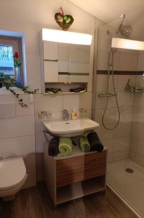Mirror, Plumbing Fixture, Sink, Tap, Bathroom, Interior Design, Bathroom Sink, Toilet, Floor, Flooring