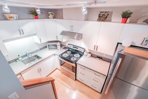 Full kitchen: Stainless steel appliances