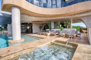 Outdoor spa tub