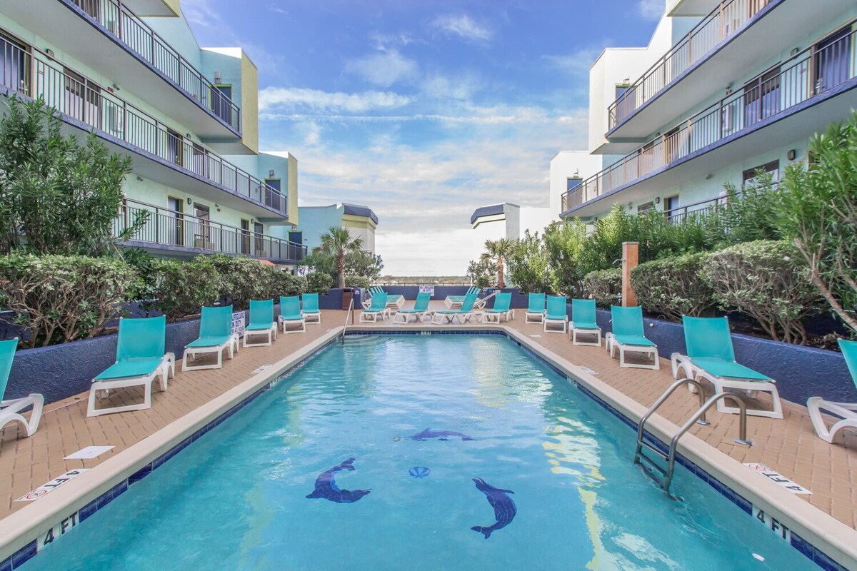 Modern O/F King Retreat, Pools, Lazy River, Hottub