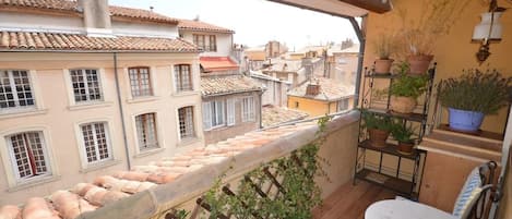 Superbe balcon aménagé avec vue sur les toits!