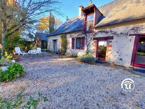 Location de vacances avec Gîtes de France Mayenne - H53G0108660 gîte Le Logis de Maisonneuve à Ruillé-Froid-Fonds jusqu’à 6 personnes. Longère en pierre avec cheminée proche de Laval et Château-Gontier en pleine campagne. Plan d’eau et parc arboré.