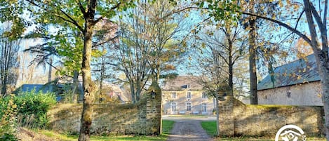 Location de vacances avec Gîtes de France Mayenne - H53G0108660 gîte Le Logis de Maisonneuve à Ruillé-Froid-Fonds jusqu’à 6 personnes. Longère en pierre avec cheminée proche de Laval et Château-Gontier en pleine campagne. Plan d’eau et parc arboré.