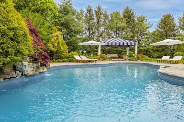 MINERAL SPRING POOL!
6 Lounge Chairs w/ umbrellas, Covered Cabana