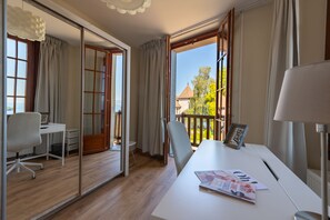 Grande chambre avec vue sur le château de Sonnaz, le lac Léman, tout le panorama