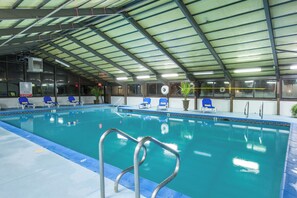 Large swimming pool, bring the kids and jump right in!