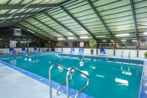 Large swimming pool, bring the kids and jump right in!