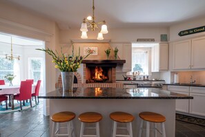 Gourmet Kitchen, fully equipped with an open fireplace for grilling on wood.
