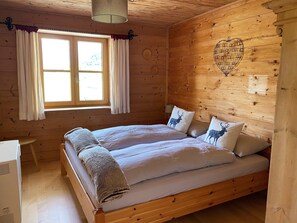 Holz vertäfeltes Schlafzimmer mit Doppelbett.