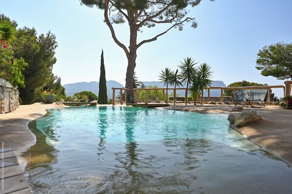 piscine lagon vue mer et cap canaille chauffée à 27° cascade banquette à bulles
