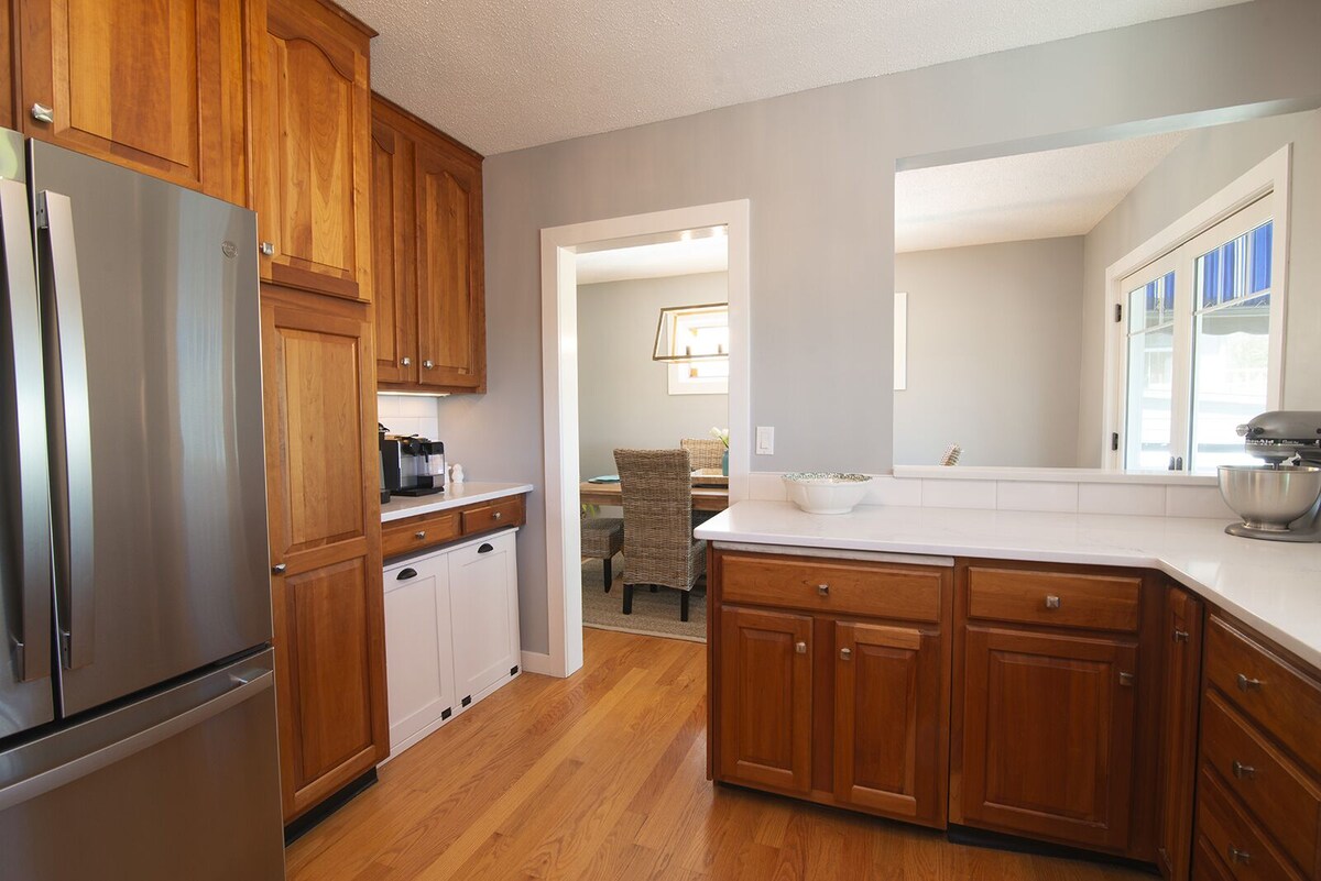 Beautiful Downtown Mystic home with river views, just steps to downtown Mystic!