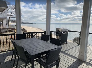 OUTDOOR BEACHFRONT DINING