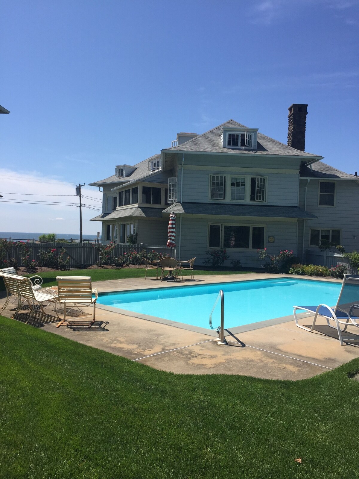 Waterfront Estate Home – Beach and Shared Pool – West