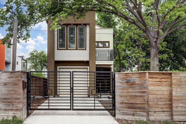 Stand alone home with gate access for the ultimate privacy!!!