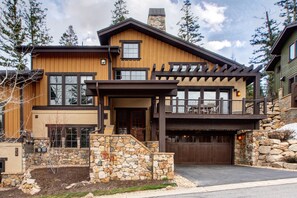 Serene Deer Valley retreat - where luxury meets nature!