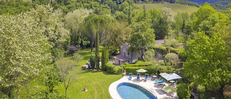 La propriété et le jardin bien entretenu avec la piscine équipée.