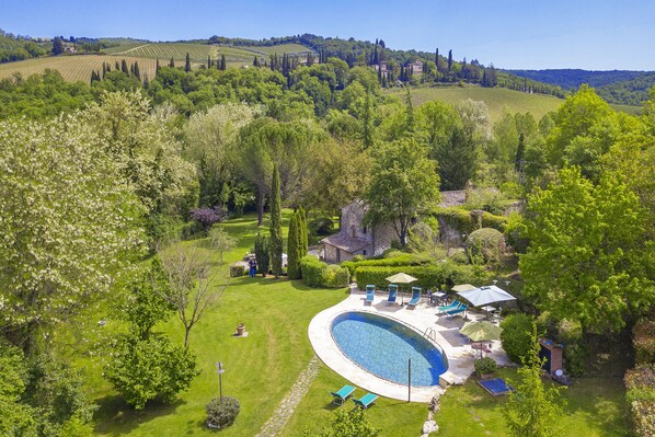 The property and the well kept garden with the equipped pool