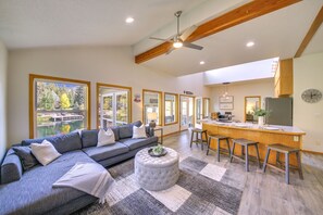 Living Room | Free WiFi | Smart TV