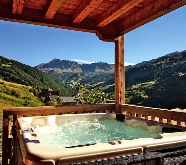 Jacuzzi 5 places chauffé toute l'année à 37° vue montagne 