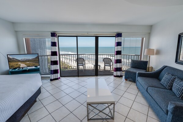 Amazing Living Room with Views of the Ocean 🌊☀️