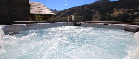 La vue du jacuzzi, chauffé toute l'année à 37°.  