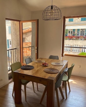 dining area at the corner of the building with plain view on Grimaldi castle