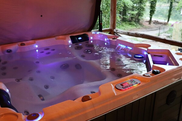 Indoor spa tub