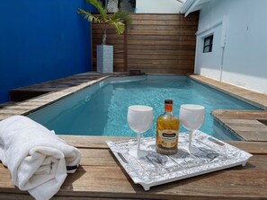 La piscine privative de 2x5 m et la douche d'extérieur