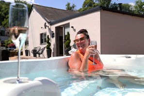Outdoor spa tub