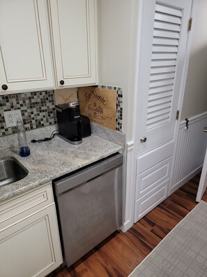 Kitchen located in the hallway comes with all the cookware