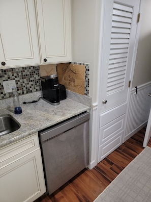 Kitchen located in the hallway comes with all the cookware