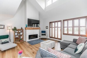Foldable lounge chair for extra guests. But you may find the large sofa just as cozy. Some toys are there for the kids and everyone can cozy up by the fire.