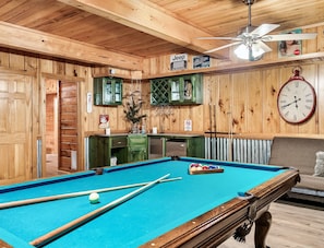 Play a game of pool while you watch TV downstairs or play on the 2-person arcade while enjoying the gas fireplace.