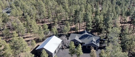 Desconso Escondido is hidden among the ponderosa pines in Arizona's White Mountains.  This 2.5 acre, family-friendly retreat has all the amenities your group expects and more.