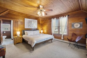 Woodland Room w/ King Bed & Full Bath (Upper Level)