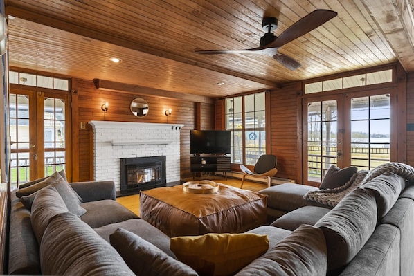 Living Room w/ Gas Fireplace